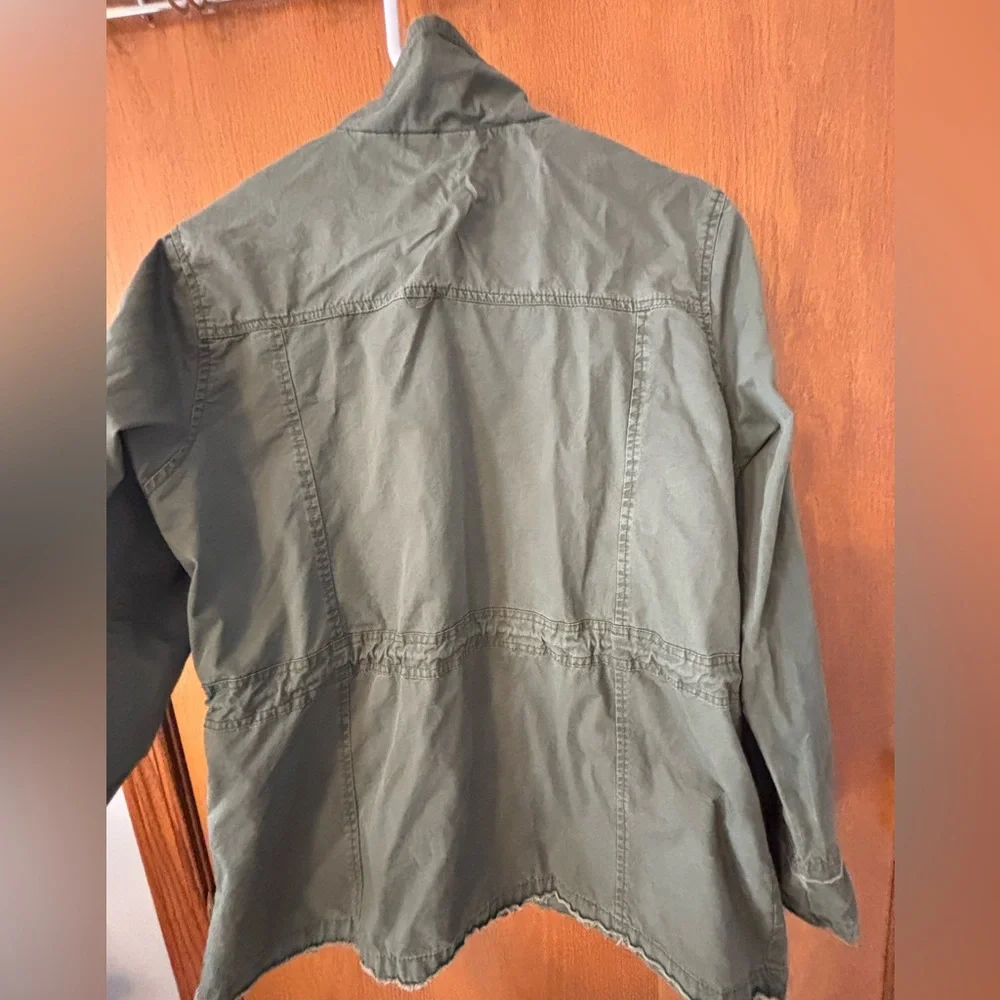 CHARLOTTE RUSSE women's army green jacket‎ Full zip w/snaps Large Raw Hem